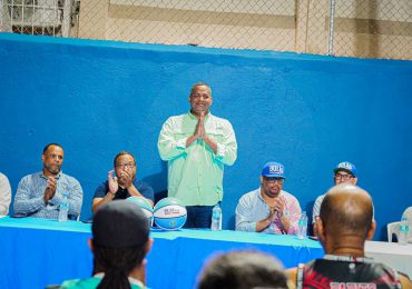 Diputado Bolívar Valera 'El Boli' entrega renovada cancha de baloncesto en el Club San Antonio de Los Mina