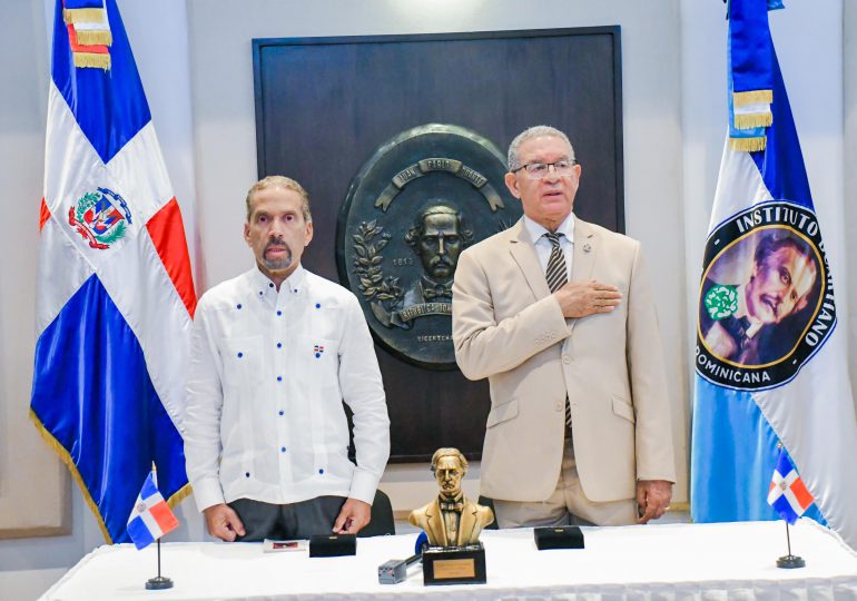 Efemérides Patrias entrega a la directiva del Instituto Duartiano la medalla conmemorativa del 180 aniversario de la Independencia Nacional