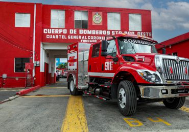 911 refuerza capacidad operativa del Cuerpo de Bomberos de SDO con la entrega de un moderno camión