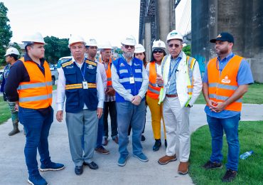 Comisión de Supervisión de Infraestructuras Públicas ante cambio climático visita puente Francisco del Rosario Sánchez