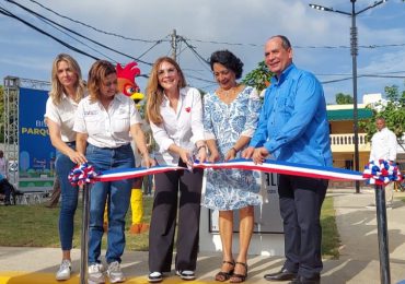 Carolina Mejía entrega remozado el parque Los Corales