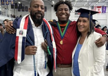 Vladimir Guerrero felicita a su hijo Miqueas tras finalizar carrera universitaria