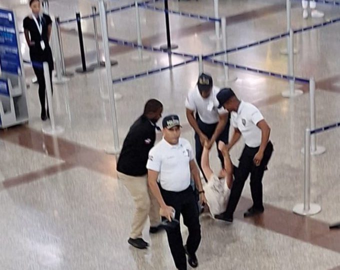 Turista italiano lanza taza de café a oficial Politur en Aeropuerto de Las Américas