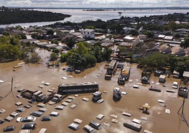 Vuelven las lluvias y prolongan el desastre por inundaciones en Brasil
