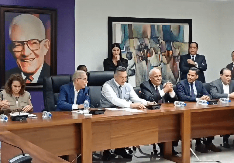 Danilo recibe comisión de Copppal para tratar elecciones del domingo 19