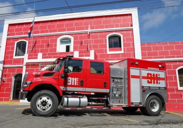 911 entrega al Cuerpo de Bomberos de La Vega segundo camión de última generación