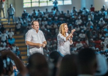 “Por amor a Santo Domingo, Guillermo Moreno senador y por amor a RD yo voto por Luis”, dice Carolina Mejía