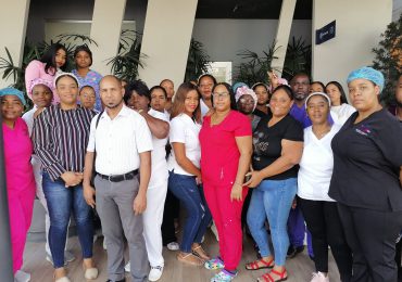 Enfermeras del Centro Médico Cubano realizan paro de labores en demanda de mejores condiciones laborales
