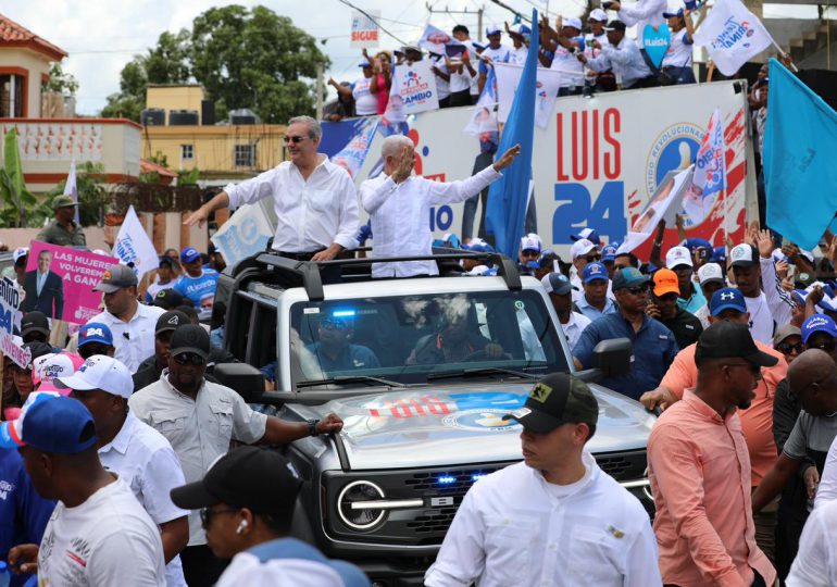 Luis Abinader encabeza multitudinaria marcha caravana en Cotuí, Sánchez Ramírez