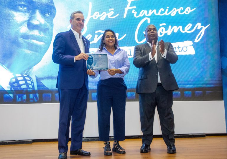 Presidente Abinader asiste a cierre "Festival del Minuto José Francisco Peña Gómez", concurso sobre la vida y obra del líder político