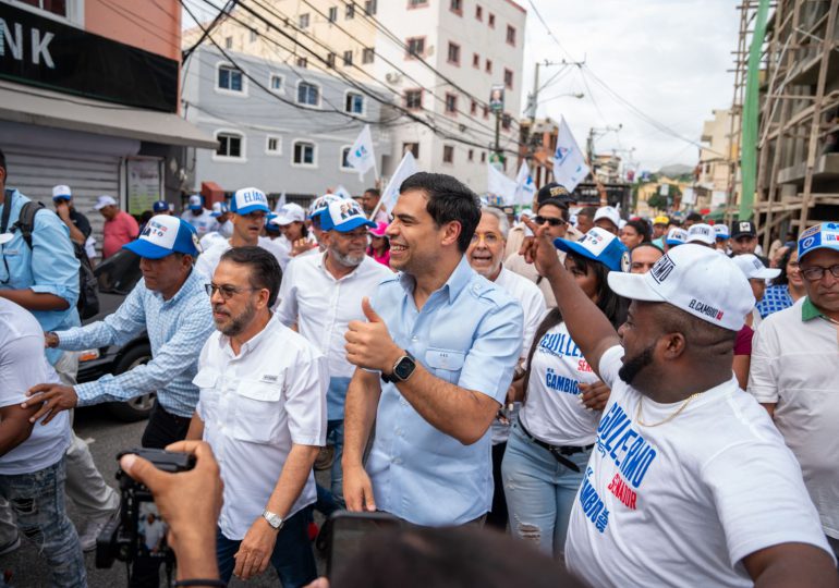 Roberto Ángel encabeza junto a Guillermo Moreno un recorrido por barrios de la capital