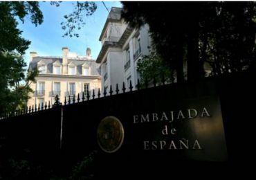 España anuncia retira "definitivamente" a su embajadora en Argentina