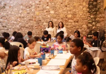 Niños se inspiran en las obras de Clara Ledesma en taller de Casa Mella-Russo 