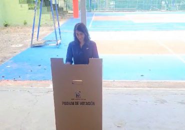 Candidata presidencial  Virginia Antares ejerce su voto; denuncia se está repartiendo dinero