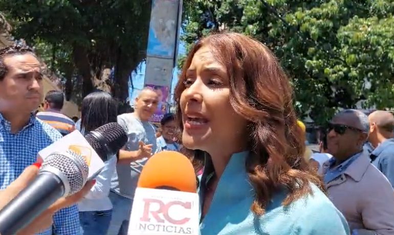 Selineé Méndez acude a votar; afirma proceso electoral marcha en paz