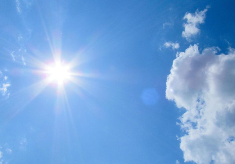 Prevén un lunes soleado con temperaturas calurosas y algunos chubascos para el interior del país