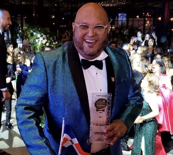 Músico Leo Suberví recibe premio como ‘Mejor Banda Musical para Fiestas de RD’
