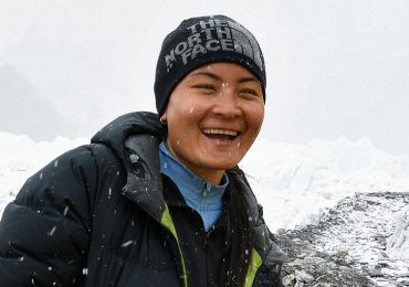 Una nepalesa bate el récord mundial femenino de la ascensión más rápida del Everest