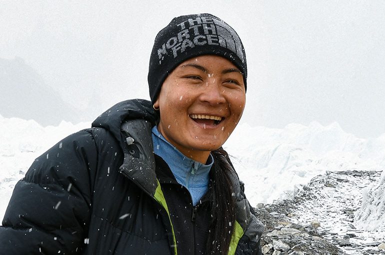 Una nepalesa bate el récord mundial femenino de la ascensión más rápida del Everest
