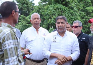 Tras paso de ventarrón, ministro de Agricultura auxilia a productores de la Línea Noreste del país