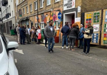 Centro votación de Londres inició con tres horas de retraso