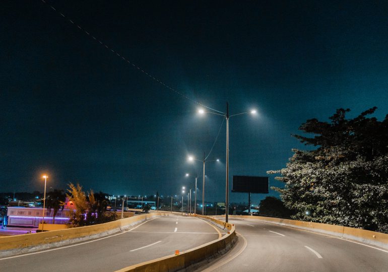 Edesur coloca luminarias Led nuevas en el elevado de la avenida Luperón
