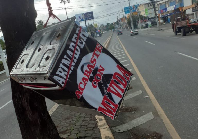 Estufas cuelgan en puentes de Santiago: "Abinader acabaste con mi vida"