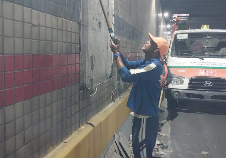 Se desprende parcialmente cerámica decorativa en el túnel del 27 de Febrero