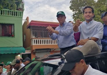 A ritmo de "E pa' fuera que van", Omar y Leonel marchan junto en el Distrito Nacional