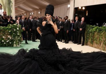 Cardi B luce un imponente vestido negro en la Met Gala 2024