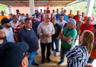Ministro Igor Rodríguez visita 5 provincias en alerta roja; entrega ayudas a familias afectadas por las lluvias