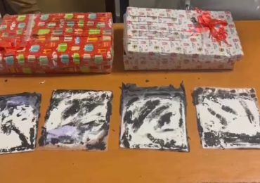 Ocupan láminas de cocaína camuflajeadas en cajas de regalos en el AILA