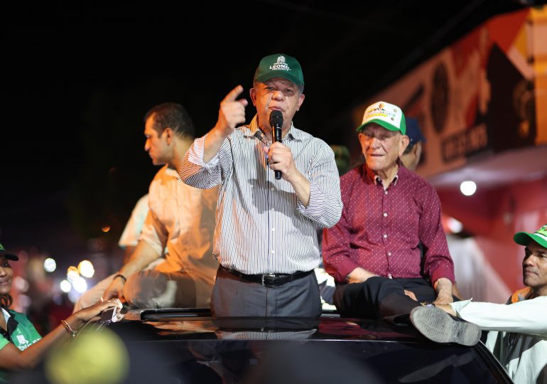 Leonel Fernández deplora presencia de barcazas en Playa Los Negros de Azua