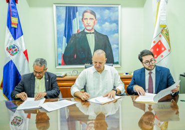 Alcalde Rodríguez firma acuerdo designa Santiago y Santo Domingo como sedes de la Copa Mundial Femenina Sub-17 en RD