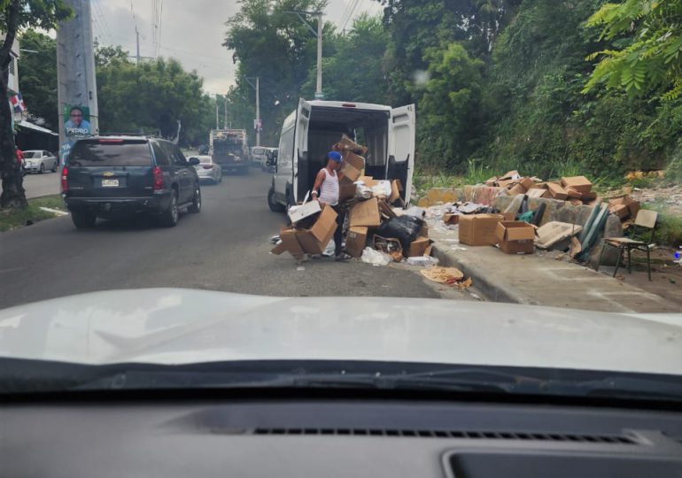 Denuncian desaprensivos lanzan basura en calles de Arroyo Hondo