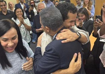 La victoria de la senaduría también le regaló a Omar un reencuentro entre sus padres