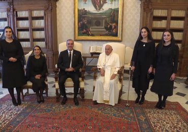 Papa Francisco felicita al presidente Abinader por su reelección