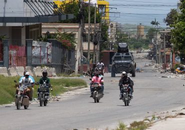 Motoristas en Haití son escoltados por camiones blindados de la Policía Nacional