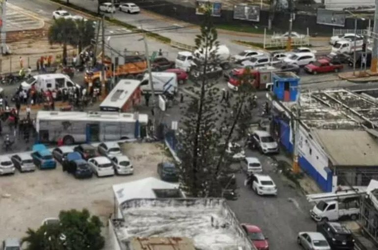 Accidente de tránsito en la Av. Charles de Gaulle involucra a autobuses de MOCHOTRAN
