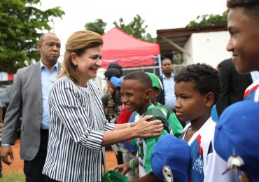 Vicepresidenta inaugura complejo deportivo en Los Mina remozado por el INEFI con una inversión de 32 millones de pesos