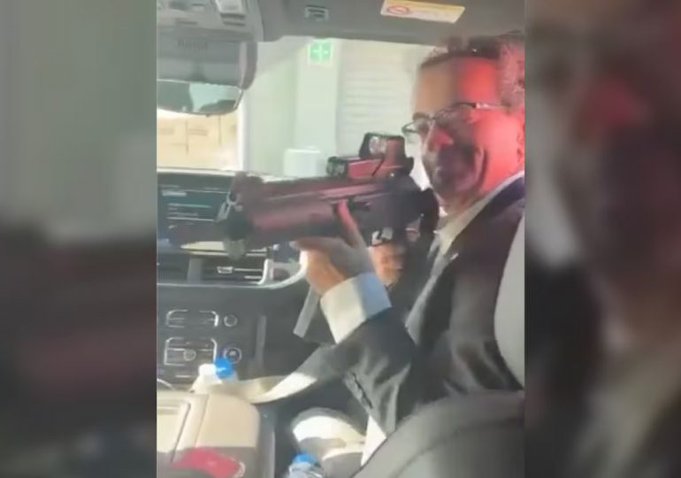 Reportan retiro de embajador británico en México por apuntar con un rifle dentro de un auto