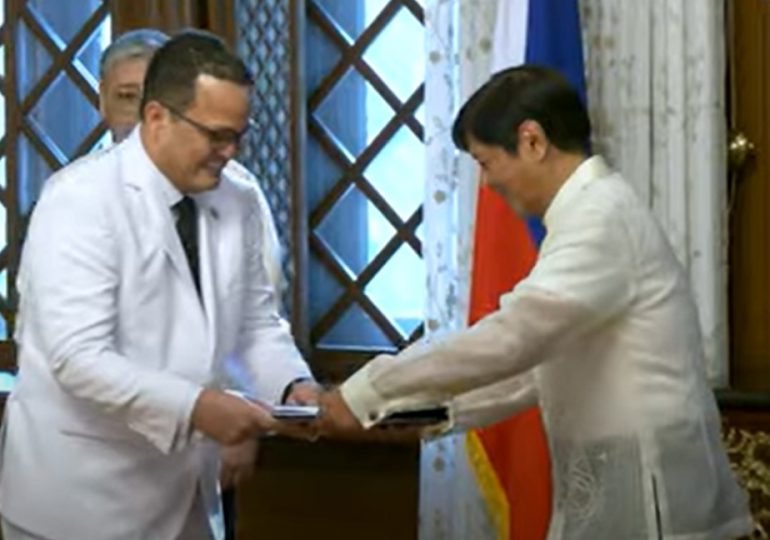 Embajador dominicano presenta cartas credenciales al presidente de Filipinas en emotiva ceremonia