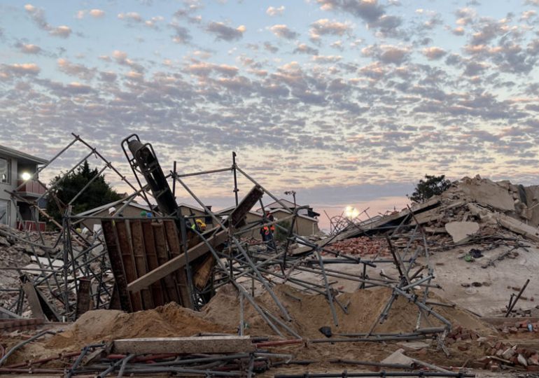 Siete muertos y decenas de obreros atrapados por el derrumbe de un edificio en Sudáfrica