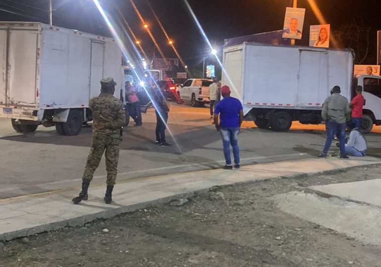 Detienen dos camiones del senador Félix Bautista por repartir alimentos en San Juan de la Maguana
