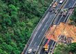 Mueren 24 personas en el colapso de una carretera en el sur de China
