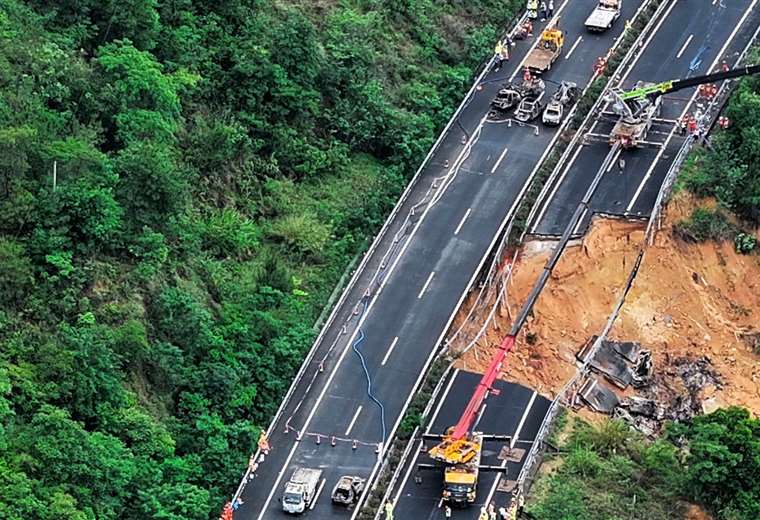 Mueren 24 personas en el colapso de una carretera en el sur de China