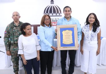 Gobernación de Dajabón reconoce a Iván Gatón tras presentación de Cómic Las super Maravillas de la Primada de América