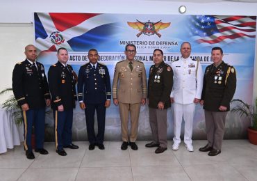 Ministro de Defensa Díaz Morfa condecora a militares Jefes de misiones Embajada EEUU en RD