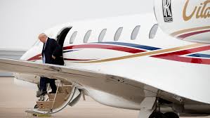 Trump vende un avión privado en medio de crecientes costas judiciales