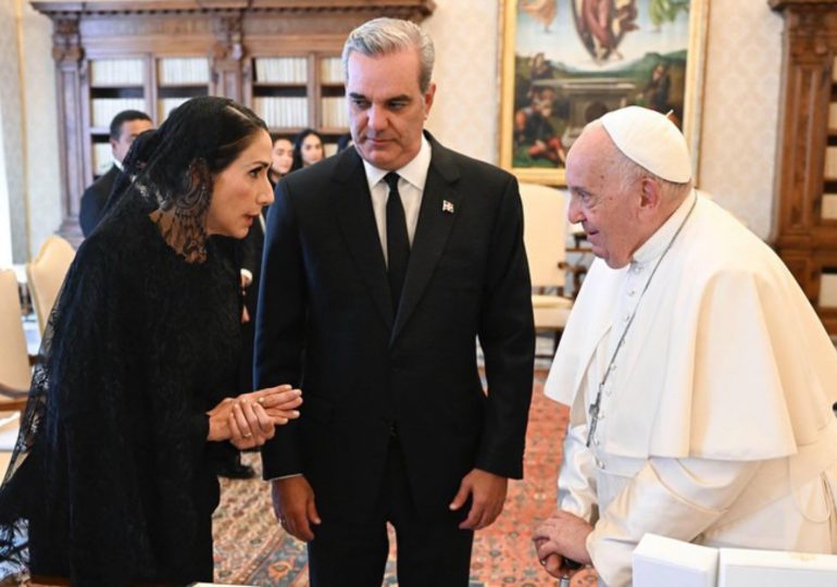 Raquel Arbaje agradece al papa Francisco por recibirles en vaticano con gran calidez